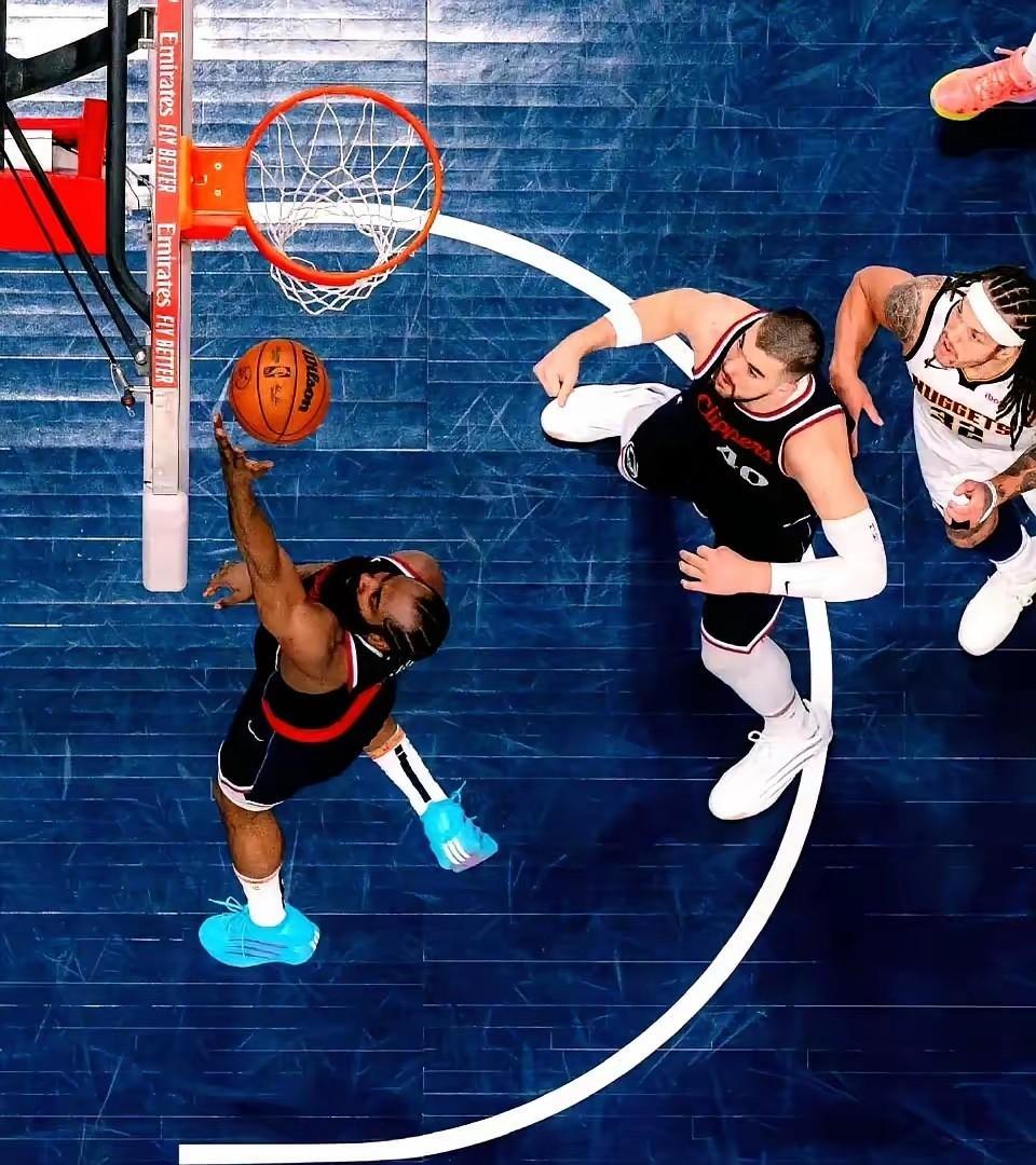 雷竞技德布劳内巅峰对决，哈登与30激战TES分钟，惊险取胜胜负难料！(哈登布泽尔)